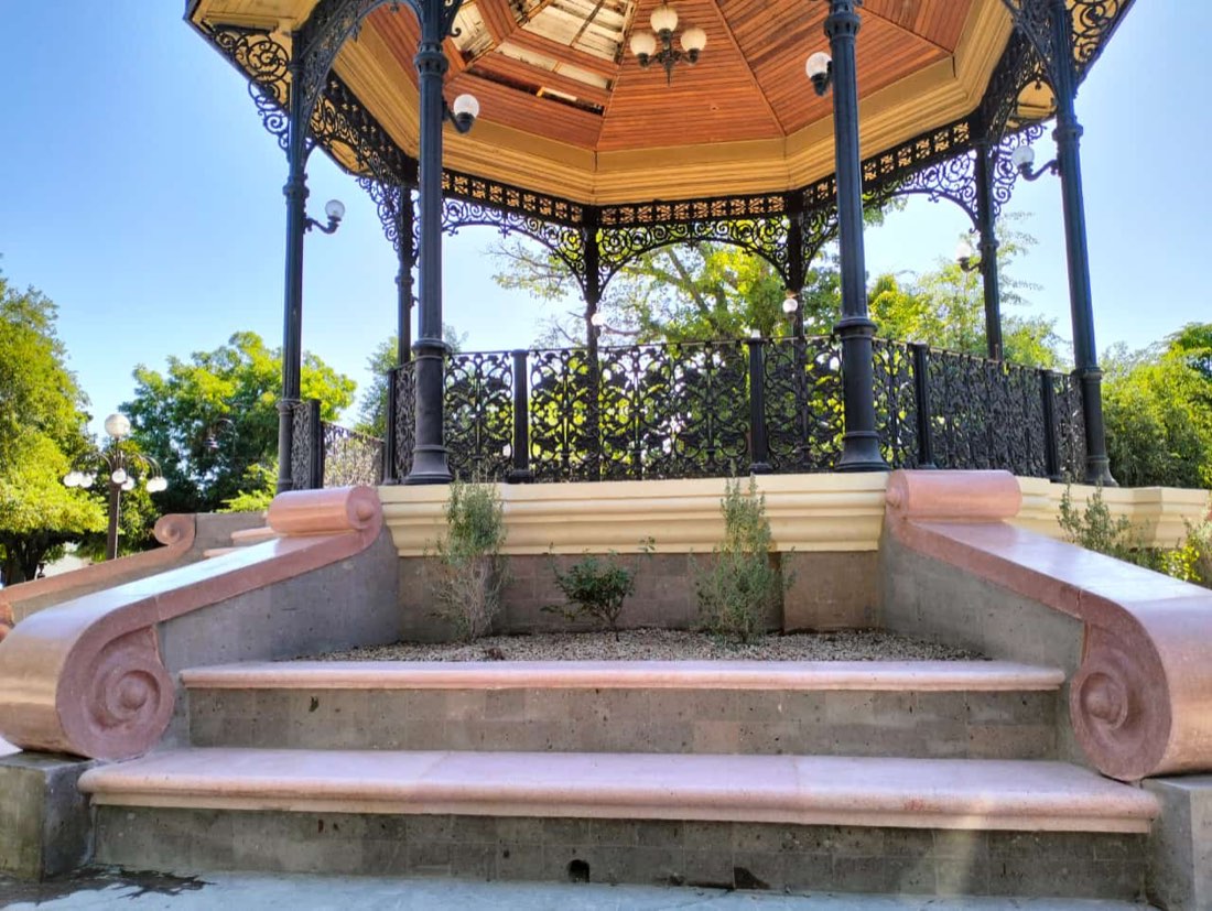Kiosco de la plaza de la Catedral restaurado, con su escalinata de cantera