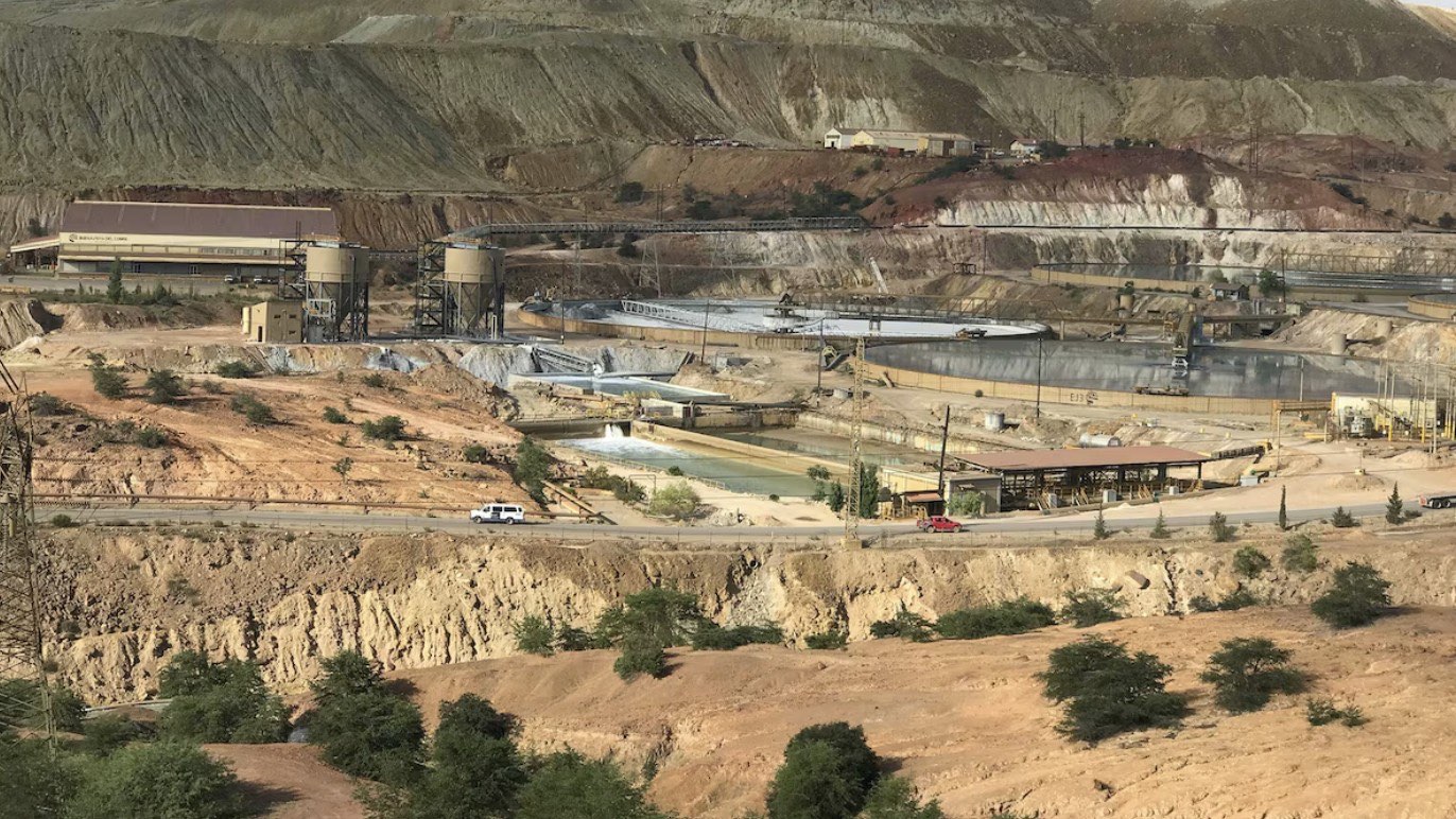 Planta de proceso y espesadores del área de rebombeo, en operación